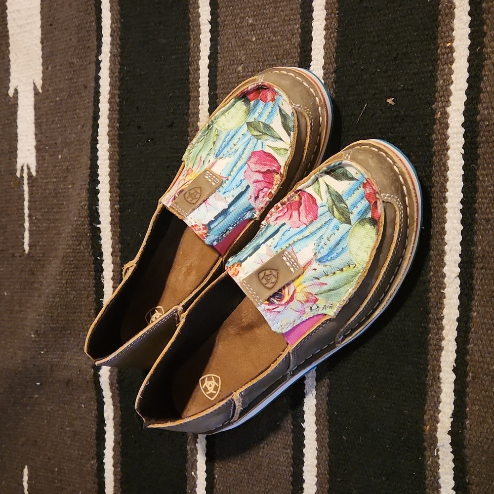Ariat Cruiser 9 floral cactus blossom print